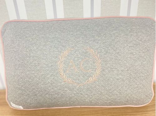 SALE JÁ PERSONALIZADO - AC - Almofada Cabeceira Cinza com Rosé