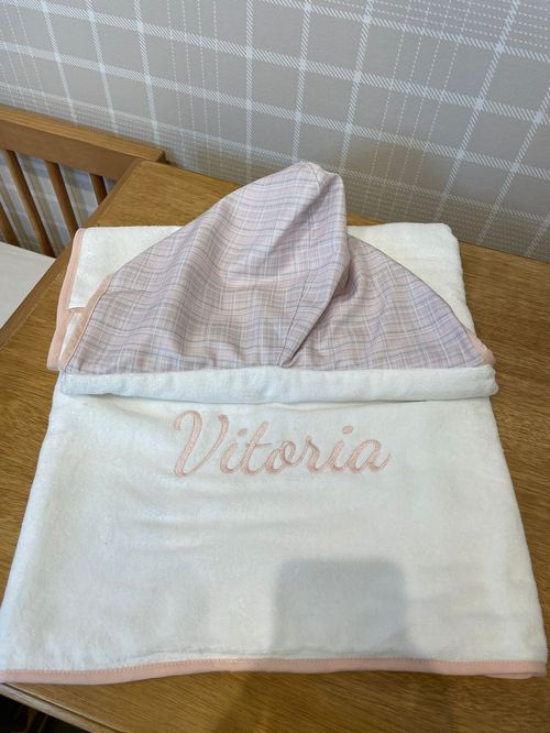 SALE JÁ PERSONALIZADO - Vitoria - Toalha Capuz