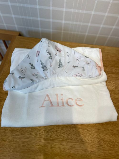 SALE JÁ PERSONALIZADO - Alice - Toalha Capuz