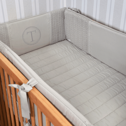 SALE JÁ PERSONALIZADO - T Kit Protetor de Berço Tradicional Tricot DUO CINZA