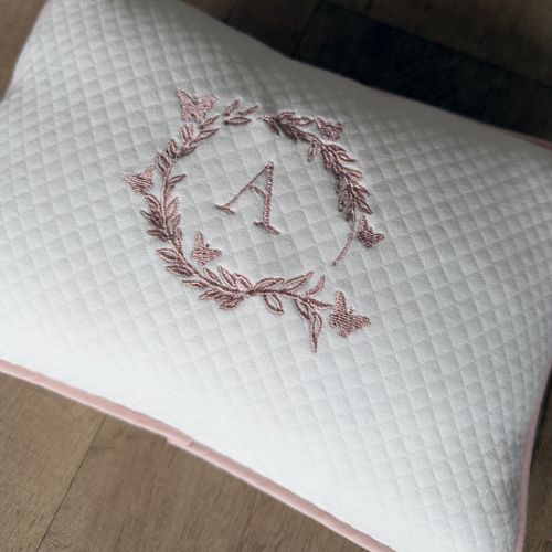 SALE JÁ PERSONALIZADO - A + brasão - Almofadinha mini matelasse offwhite