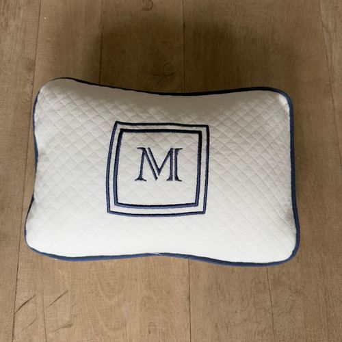 SALE JÁ PERSONALIZADO - M + brasão - Almofadinha mini matelasse offwhite