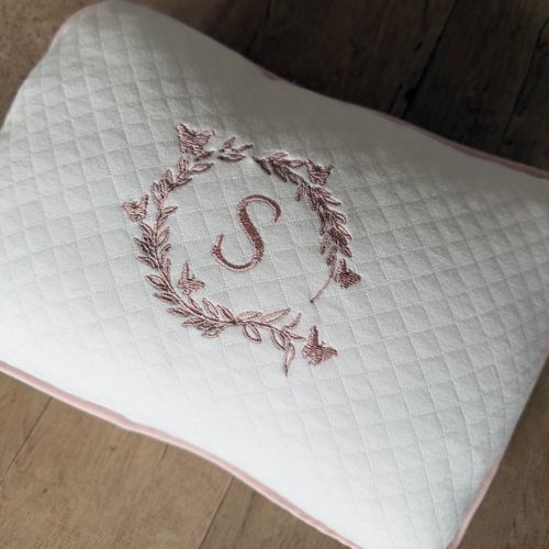 SALE JÁ PERSONALIZADO - S + brasão - Almofadinha mini matelasse offwhite