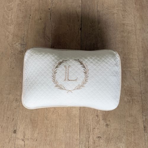 SALE JÁ PERSONALIZADO - L + brasão - Almofadinha mini matelasse offwhite