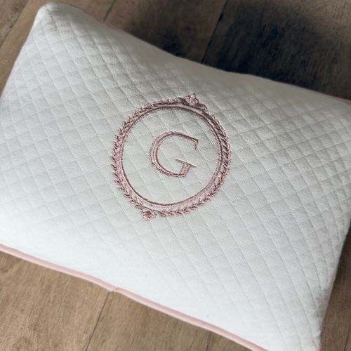 SALE JÁ PERSONALIZADO - G + brasão - Almofadinha mini matelasse offwhite