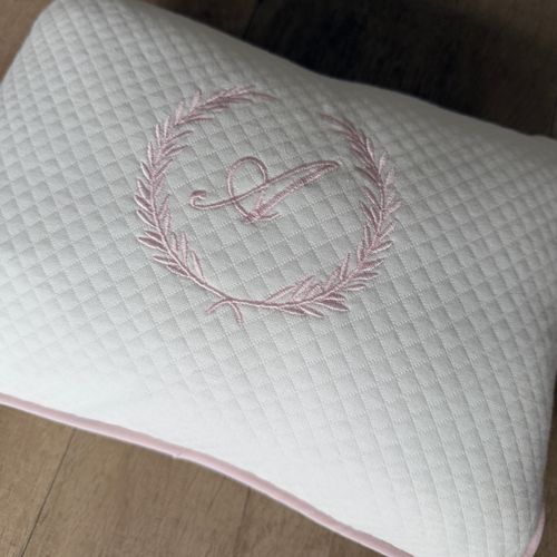 SALE JÁ PERSONALIZADO - A + brasão - Almofadinha mini matelasse offwhite