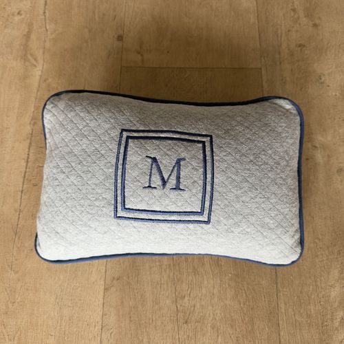 SALE JÁ PERSONALIZADO - M + brasão - Almofadinha mini matelasse cinza