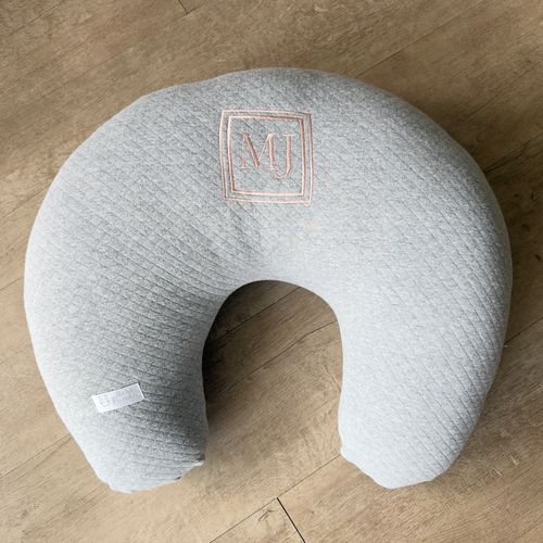 SALE JÁ PERSONALIZADO - Almofada Amamentação Cinza - MJ